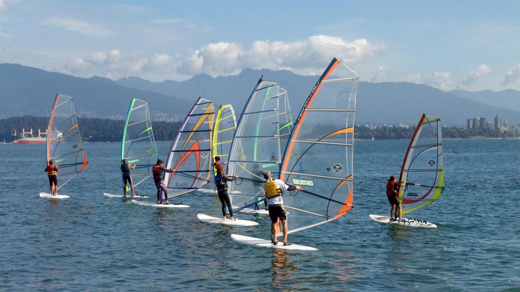 windsurfing course 1024x575 - سایه سنگین تعرفه‌های گزاف بر ورزش سیلینگ؛ حذف کامل طبقات متوسط و کم‌درآمد