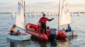 optimist instructor 300x167 - پیش ثبت&zwnj;نام بوت&zwnj;کمپ آموزشی کمک&zwnj;مربیگری و مربیگری درجه ۳ دینگی تک&zwnj;نفره &ndash; آپتیمیست
